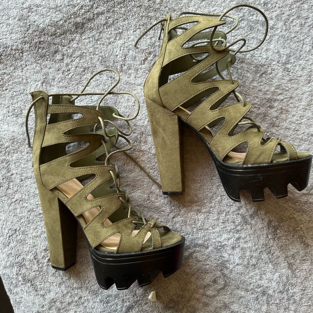 Cute wild diva heels size 8
